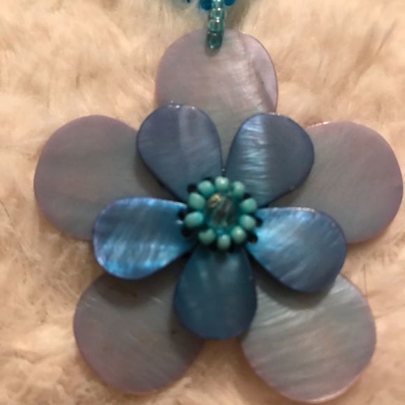 Beautiful Flower Necklace - Picture 1 of 3